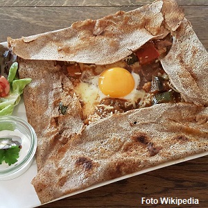 Galette aus Buchweizenmehl (Farine de Noir) auf Teller serviert, französische Spezialität, Bretagne Allerlei